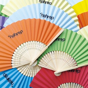 Ventagli di carta a colori assortiti personalizzati, regali di nozze con monogramma, bomboniere, regali di anniversario con design