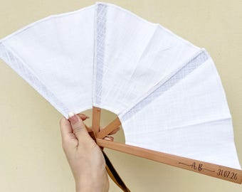 Abanicos de boda personalizados de lino blanco y madera de hierro, recuerdos personalizados con monograma.