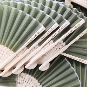 Ventagli di seta verde salvia, ventagli personalizzati con testo inciso/stampato, ventagli da matrimonio con monogramma, eventi speciali, bomboniere, icone, simboli