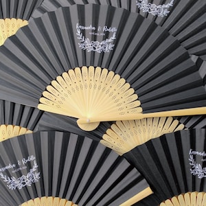 Ventagli personalizzati in carta nera/seta all'ingrosso, regali di nozze monogramma, bomboniere, regali promozionali, regali di anniversario con design