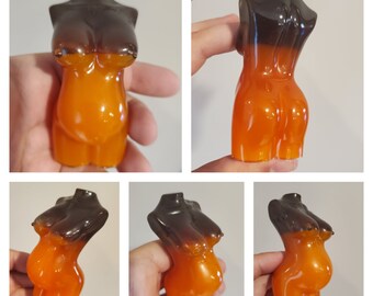 Tweekleurige naakte buste van een zwangere vrouw