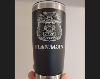 Vaso con insignia de oficial de tribunales del estado de Nueva York / Vaso personalizado de 20 oz / Vaso personalizado