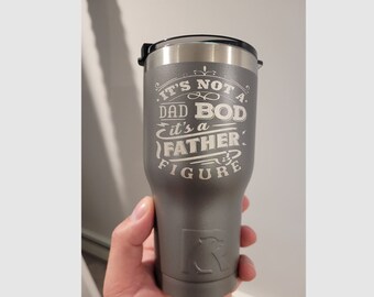 No es un cuerpo de papá, es una figura paterna / Vaso grabado de 20 oz / Vaso RTIC