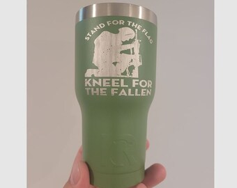 Soporte para la bandera, arrodillarse para los caídos/vaso grabado de 20 oz/vaso RTIC