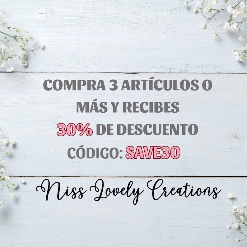 K&ouml;nnte beinhalten: Ein wei&szlig;er Holzgrund mit wei&szlig;en Blumen an den Seiten. Der Text lautet "COMPRA 3 ART&Iacute;CULOS O M&Aacute;S Y RECIBES 30% DE DESCUENTO C&Oacute;DIGO: SAVE30 Niss Lovely Creations".