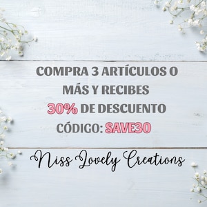 Puede incluir: Un fondo de madera blanco con flores blancas a cada lado de un gr&aacute;fico de texto rosa y gris que dice "COMPRA 3 ART&Iacute;CULOS O M&Aacute;S Y RECIBES 30% DE DESCUENTO C&Oacute;DIGO: SAVE30 Niss Lovely Creations".