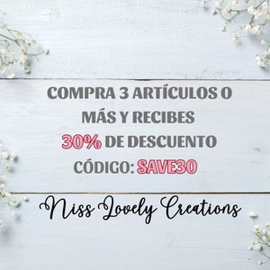 May include: A white wooden background with white flowers on the top and bottom. The text reads "COMPRA 3 ART&Iacute;CULOS O M&Aacute;S Y RECIBES 30% DE DESCUENTO C&Oacute;DIGO: SAVE30 Niss Lovely Creations".