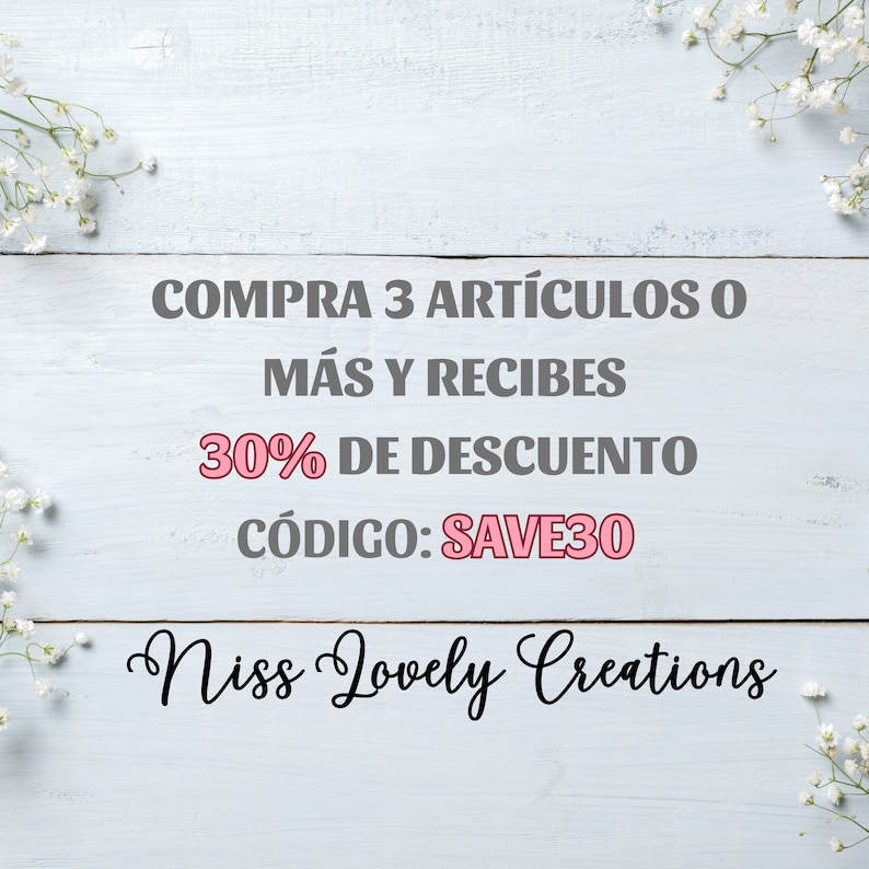 May include: A white wooden background with white flowers on the top and bottom. The text reads "COMPRA 3 ART&Iacute;CULOS O M&Aacute;S Y RECIBES 30% DE DESCUENTO C&Oacute;DIGO: SAVE30 Niss Lovely Creations".