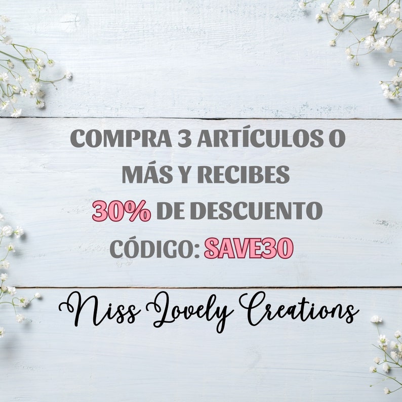May include: A white wooden background with white flowers on the top and bottom. The text reads "COMPRA 3 ART&Iacute;CULOS O M&Aacute;S Y RECIBES 30% DE DESCUENTO C&Oacute;DIGO: SAVE30 Niss Lovely Creations".