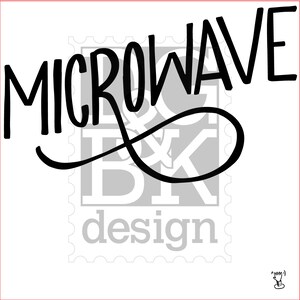 Puede incluir: Texto negro escrito a mano que dice "MICROWAVE" con un elemento de diseño estilizado. El texto está superpuesto sobre un fondo gris claro con las palabras "B & K design" y un pequeño gráfico dibujado a mano.