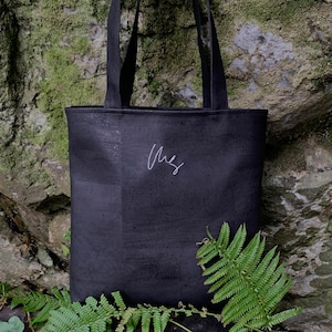 Kork-Tragetasche mit Handytasche innen | Tragetasche aus veganem Leder | Kork-Umhängetasche | Handstickerei