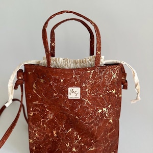 Mini-Tragetasche aus Kork – Brauner Kork mit Goldfragmenten | Minitasche aus veganem Leder | Handtasche aus Korkstoff | Abendtasche | Mini-Tasche zur Hochzeit