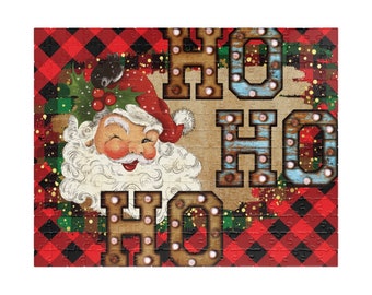 Könnte beinhalten: Ein rechteckiges Puzzle mit einem zwinkernden Weihnachtsmann, der einen Stechpalmenzweig an seiner Mütze trägt, vor einem rot-schwarzen Karomuster. Der Text HO HO HO HO ist in großen Buchstaben im Leuchtreklame-Stil mit kleinen Glühbirnen dargestellt.