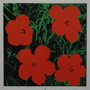 Peut inclure: Une sérigraphie pop art représentant cinq grandes fleurs rouges sur un fond noir avec du feuillage vert. L'œuvre, signée par Andy Warhol, a un style graphique audacieux et une palette de couleurs vives. Les fleurs sont le point central.