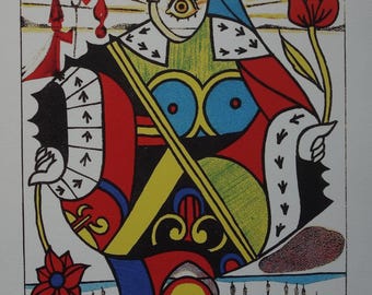 Może przedstawiać: Kolorowa karta do gry przedstawiająca Królową Kier. Ilustracja zawiera koronę, oko i czerwone serce. Karta ma unikalny styl artystyczny z odważnymi liniami i żywymi kolorami, w tym czerwonym, żółtym, niebieskim i czarnym.
