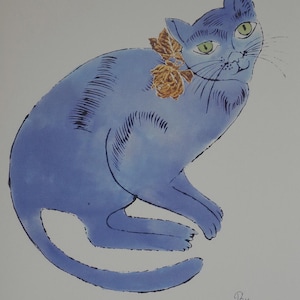 Peut inclure: Une illustration de chat bleu avec une fleur dorée près du cou, des yeux verts et des détails en lignes d'encre noire. L'œuvre comprend le texte manuscrit By Andy Warhol dans le coin inférieur droit, sur un fond blanc uni.