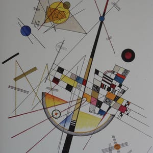 Puede incluir: Impresión artística abstracta con formas geométricas y líneas en varios colores. La obra de arte incluye triángulos, círculos y un semicírculo, con una línea negra dominante. La paleta de colores incluye amarillo, rojo, azul y negro.