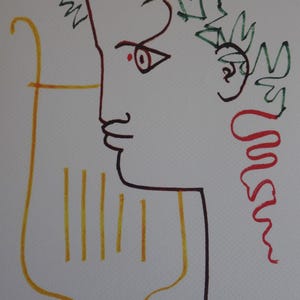 Puede incluir: Un dibujo de líneas sobre papel que muestra el perfil de un rostro en tinta negra con un ojo rojo, hojas de laurel verdes en la cabeza y una lira amarilla. Una línea roja ondulada desciende de la oreja. El texto 42/500 y una firma roja abajo.