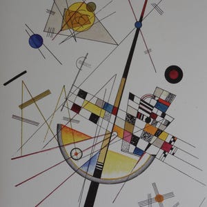 Könnte beinhalten: Ein abstrakter Druck mit einer Komposition aus geometrischen Formen, darunter ein großer gelber Halbkreis, ein Gitter aus kleinen Quadraten, dünne schwarze Linien und rote Akzente. Das Design enthält Kreise, Dreiecke und sich kreuzende Linien.