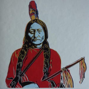 Könnte beinhalten: Pop-Art-Druck eines indianischen Mannes in einem roten Hemd, der einen Speer hält. Das Porträt zeigt ein blaues Gesicht und einen Federkopfschmuck. Der Druck ist signiert und mit 16/250 nummeriert.