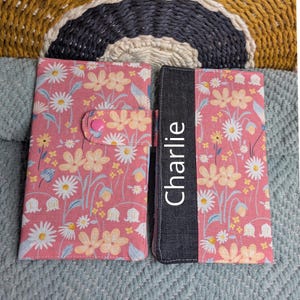 Étui pour carnet santé personnalisé Design Champs de fleurs