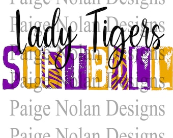 Puede incluir: Un diseño gráfico con las palabras "Lady Tigers Softball" en texto blanco y negro. La palabra "Softball" está en un estilo desgastado con rayas moradas y doradas. El fondo es blanco.