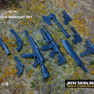 Könnte beinhalten: Eine weiße Keramik-Tasse mit schwarzem Henkel und dem Text "But First, Coffee" in fetter, schwarzer Schrift. Die Tasse steht vor einem verschwommenen Hintergrund, der ihr klares Design hervorhebt.