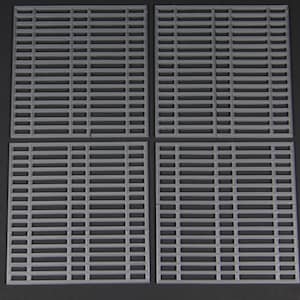 Pode incluir: Quatro azulejos quadrados de plástico cinzento com um padrão de grelha. Cada azulejo tem 16 filas de 10 quadrados.