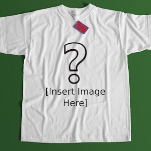 Puede incluir: Camiseta blanca con un signo de interrogación negro y el texto "[Insertar imagen aquí]" impreso en la parte delantera.