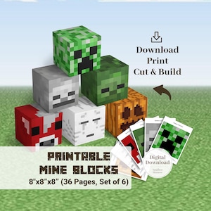 Può includere: Una collezione di blocchi di Minecraft stampabili in vari colori e design, tra cui un creeper verde, uno zombie e una zucca. I blocchi misurano 20 cm x 20 cm x 20 cm e il set include 36 pagine. L'immagine include anche il testo "Scarica, Stampa, Taglia e Costruisci".