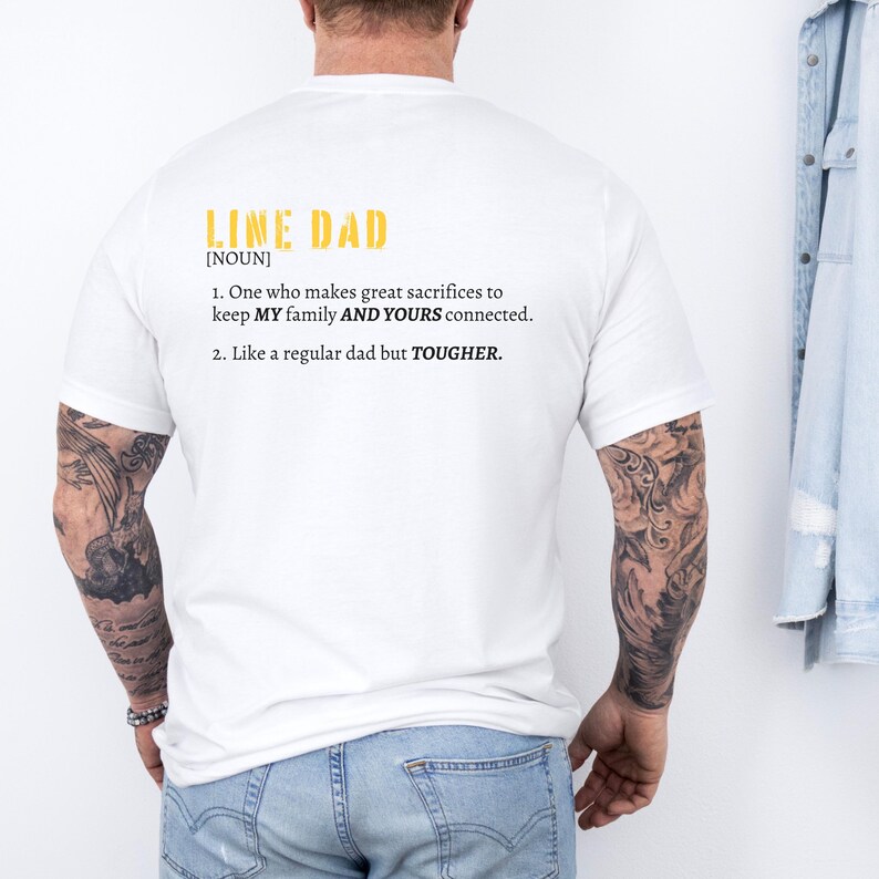 Może przedstawiać: Biała koszulka z nadrukiem "LINE DAD [NOUN] 1. One who makes great sacrifices to keep MY family AND YOURS connected. 2. Like a regular dad but TOUGHER."