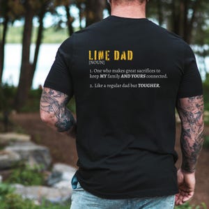 Może przedstawiać: Czarny T-shirt z tekstem "LINE DAD [NOUN] 1. One who makes great sacrifices to keep MY family AND YOURS connected. 2. Like a regular dad but TOUGHER."