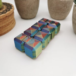 Infinity Cube verlier dich in der unendlichen hypnotischen Bewegung Iridescent Rainbow