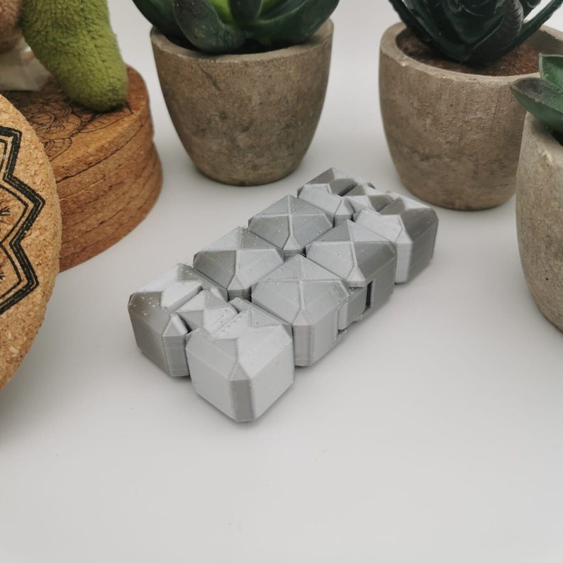 Infinity Cube verlier dich in der unendlichen hypnotischen Bewegung Satin Silver