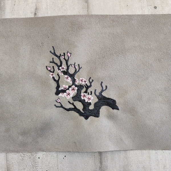 Coupon de Suédine Alaska taupe ou écrue brodée avec une branche de cerisier japonais en fleurs pour fabrication artisanale de sac