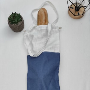 Baguette-type broodzak met dubbele schuifsluiting in effen tweekleurig blauw en wit linnen met lange hengsels