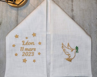 Echarpe de baptême brodée avec colombe en lin blanc et personnalisation brodée pour enfant ou bébé