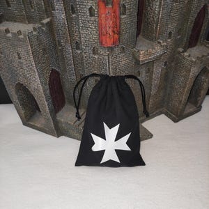 Bolsa plana para dados: logotipo templario blanco sobre bolsa negra. Ideal para juegos de mesa, cartas, dados, juegos de guerra y juegos de rol.