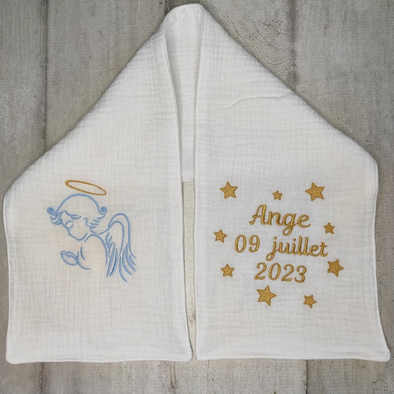 Echarpe de baptême brodée avec un petit ange en double gaze de coton blanche et personnalisation brodée pour bébé ou enfant image 6