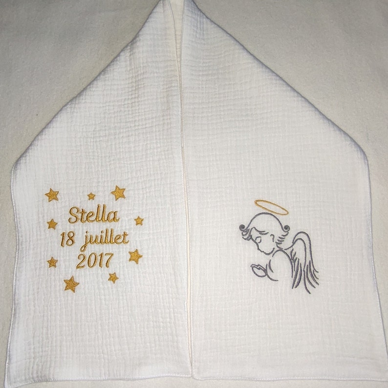 Echarpe de baptême brodée avec un petit ange en double gaze de coton blanche et personnalisation brodée pour bébé ou enfant image 9