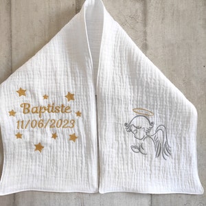 Echarpe de baptême brodée avec un petit ange en double gaze de coton blanche et personnalisation brodée pour bébé ou enfant image 3