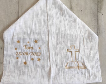 Echarpe de baptême brodée avec une bible et une croix en double gaze de coton blanche et personnalisation brodée pour bébé ou enfant