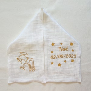 Echarpe de baptême brodée avec un petit ange en double gaze de coton blanche et personnalisation brodée pour bébé ou enfant image 10