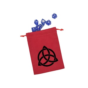 Könnte beinhalten: Rote Kordeltasche mit einem schwarzen Triquetra-Symbol. Die Tasche ist gefüllt mit blauen Würfeln mit weißen Zahlen.