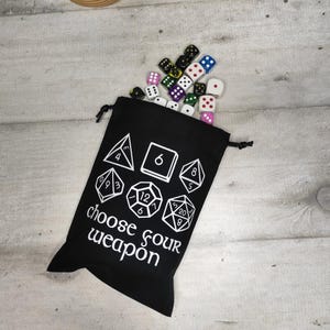 Flache Würfeltasche, Aufbewahrung für Brettspiele, Würfel, Münzen, Karten – Wähle dein Waffendesign mit D4-, D6-, D8-, D10-, D12- und D20-Würfeln