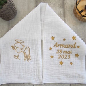 Echarpe de baptême brodée avec un petit ange en double gaze de coton blanche et personnalisation brodée pour bébé ou enfant image 1