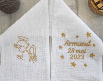 Doopsjaal geborduurd met een engeltje in dubbel wit katoenen gaas en geborduurde personalisatie voor baby of kind