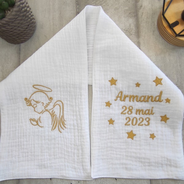 Echarpe de baptême brodée avec un petit ange en double gaze de coton blanche et personnalisation brodée pour bébé ou enfant