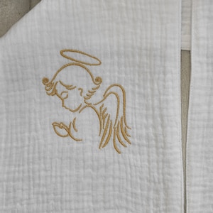 Echarpe de baptême brodée avec un petit ange en double gaze de coton blanche et personnalisation brodée pour bébé ou enfant image 8