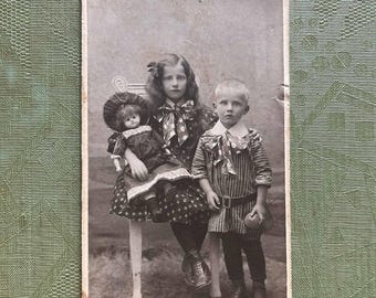 Fotografía antigua de niña y niño victorianos - Muñeca de cera de moda francesa - Niño victoriano con pelota - Muñeca antigua
